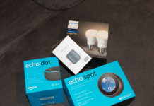 Domotica, come gestire tutta la casa con Alexa Amazon Alexa Spacchettamenti sul divano di casa