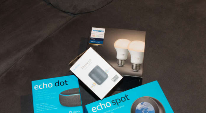Amazon Alexa Spacchettamenti sul divano di casa