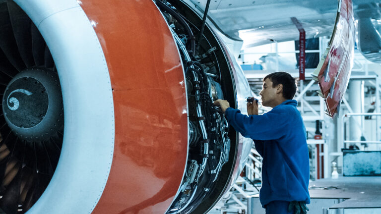 Siemens e Salesforce collegano Teamcenter e Agentforce: l’AI entra nei processi di vendita e service industriale