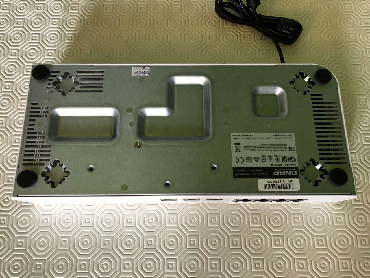 Vista da sotto dello switch QNAP unmanaged