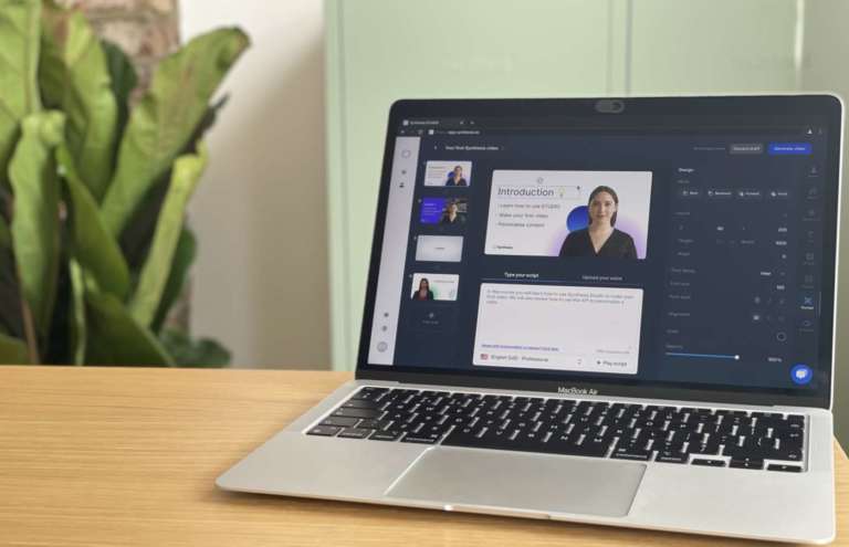 infinita, costi marginali vicini allo zero e possibilità di essere resa accessibile a tutti. La startup ha lanciato il suo prodotto SaaS, Synthesia Studio, che viene descritto dal team di sviluppo come la prima e più grande piattaforma al mondo per la creazione di video basati sull’intelligenza artificiale. La tecnologia text-to-video di Synthesia permette alle aziende di produrre video dall'aspetto professionale in pochi minuti, anziché di giorni. La piattaforma essenzialmente riduce l'intero processo di produzione video a una singola chiamata API o a pochi clic nella web app di Synthesia. Basta scegliere il proprio presentatore generato dall’intelligenza artificiale, scrivere lo script – con supporto per più di 40 lingue, italiano incluso – e il video viene creato automaticamente in pochi minuti. Video intelligenza artificiale Synthesia