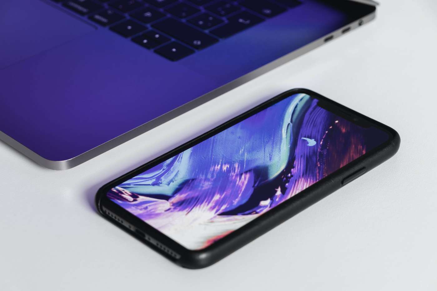 macbook iphone unsplash