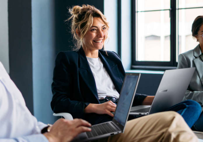 ExpertBook P5 (P5404)_Scenario Photo_01 Asus ExpertBook P5