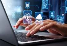 Digitalizzazione delle PMI: ecco perché i software integrati funzionano Mani che digitano su un laptop con icone digitali sovrapposte, rappresentazione visiva della digitalizzazione delle Pmi attraverso tecnologie cloud e gestionali integrati