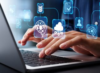 Mani che digitano su un laptop con icone digitali sovrapposte, rappresentazione visiva della digitalizzazione delle Pmi attraverso tecnologie cloud e gestionali integrati