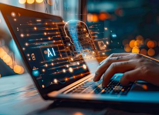 Mani che digitano su un laptop con interfaccia digitale futuristica e ologramma di intelligenza artificiale, simboleggiante Private AI, in un ambiente illuminato da luci soffuse e bokeh