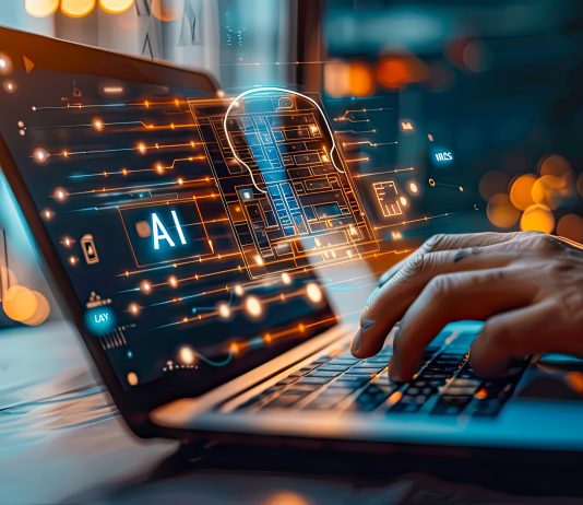 Mani che digitano su un laptop con interfaccia digitale futuristica e ologramma di intelligenza artificiale, simboleggiante Private AI, in un ambiente illuminato da luci soffuse e bokeh