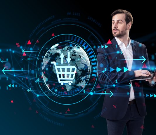 CTO ecommerce che analizza dati digitali con laptop, concetto di commercio elettronico globale e tecnologia avanzata