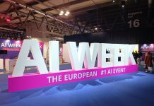 AI Week ingresso all'edizione 2025, con la scritta gigante AI WEEK alla fiera di Milano-Rho, evento internazionale sull'intelligenza artificiale per il business