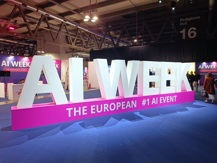 AI Week 2025 AI Week ingresso all'edizione 2025, con la scritta gigante AI WEEK alla fiera di Milano-Rho, evento internazionale sull'intelligenza artificiale per il business