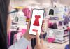 Utilizzo di private AI nel retail: Negozio di abbigliamento tramite un'app per smartphone con palloncini intorno che suggeriscono consigli sull'abbigliamento