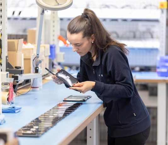 La tecnologia non si acquista più: il modello CHG-MERIDIAN e la nuova frontiera della locazione operativa Operatrice che controlla smartphone in un laboratorio tecnico, attività tipica delle aziende che scelgono soluzioni di locazione operativa per dispositivi tecnologici