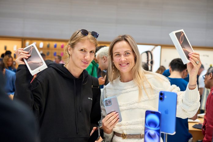 Apple-Fifth-Avenue-New-York-customers-holding-iPhone-16-Pro-purchases-240920 Apple-Fifth-Avenue-New-York-