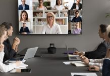 Video HD per presentazioni professionali: la guida definitiva Riunione aziendale ibrida con partecipanti in sala e in videoconferenza su grande schermo in video HD, grazie a una telecamera per conferenze professionale Marmitek