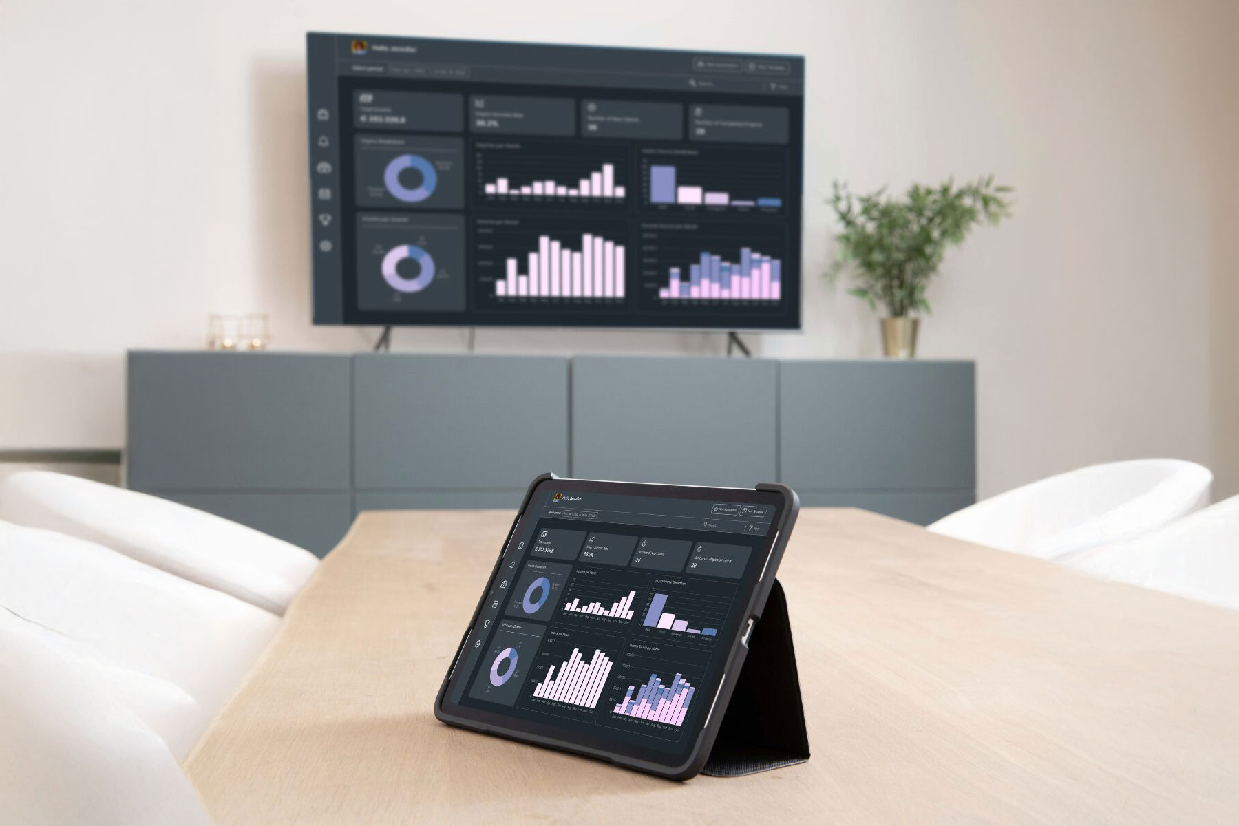 Tablet che trasmette in modalità wireless grafici e dati su grande schermo in video HD, ideale per presentazioni aziendali con sistema Marmitek Stream 4K Pro.