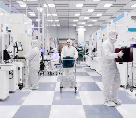 IBM accelera verso il quantum advantage: nuove architetture, algoritmi avanzati e un salto nelle capacità di fabbricazione