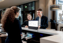 Philips presenta il primo monitor standalone bifacciale per il lavoro professionale philips monitor bifacciale