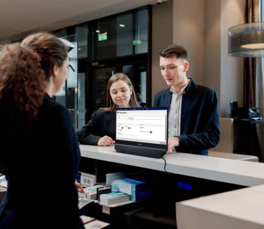 Philips presenta il primo monitor standalone bifacciale per il lavoro professionale philips monitor bifacciale