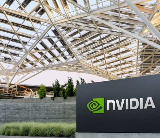 NVIDIA, ricavi record a 81,6 miliardi di dollari: il data center spinge l’AI factory