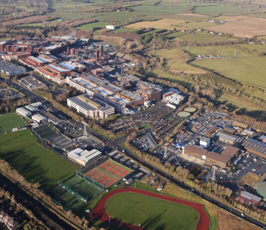 Intel investe 5 miliardi di euro in Irlanda per rafforzare la produzione europea di chip AI intel ai foundry