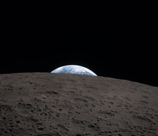 Artemis II, il cloud AWS trasmette le immagini 4K dalla Luna alla Terra aws nasa luna