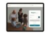 Interfaccia di login della piattaforma cloud Requiro di Archiva Group visualizzata su un tablet, per la gestione e la digitalizzazione dei processi aziendali. L'immagine mostra il modulo di accesso e un'immagine di sfondo con un team di lavoro che utilizza un laptop