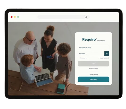 Oltre l’algoritmo: perché il digitale in Italia si fa con i processi e la sovranità della conoscenza Interfaccia di login della piattaforma cloud Requiro di Archiva Group visualizzata su un tablet, per la gestione e la digitalizzazione dei processi aziendali. L'immagine mostra il modulo di accesso e un'immagine di sfondo con un team di lavoro che utilizza un laptop