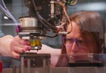 Atomic Machines fabbrica micromacchine dal codice: il primo relè serve ai data center AI