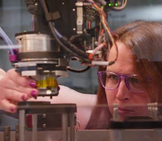 Atomic Machines fabbrica micromacchine dal codice: il primo relè serve ai data center AI