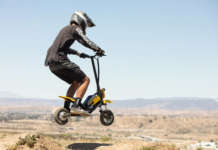 Il monopattino elettrico trasformabile diventa una mini moto
