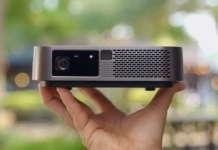 Videoproiettori: tecnologie, soluzioni e guida alla scelta Videoproiettore in mano (Pixabay)