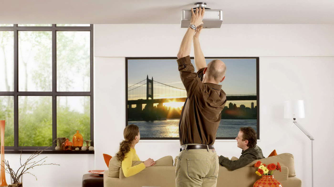 Installazione di un videoproiettore Home Theater a soffitto (Credit: Vogel’s)