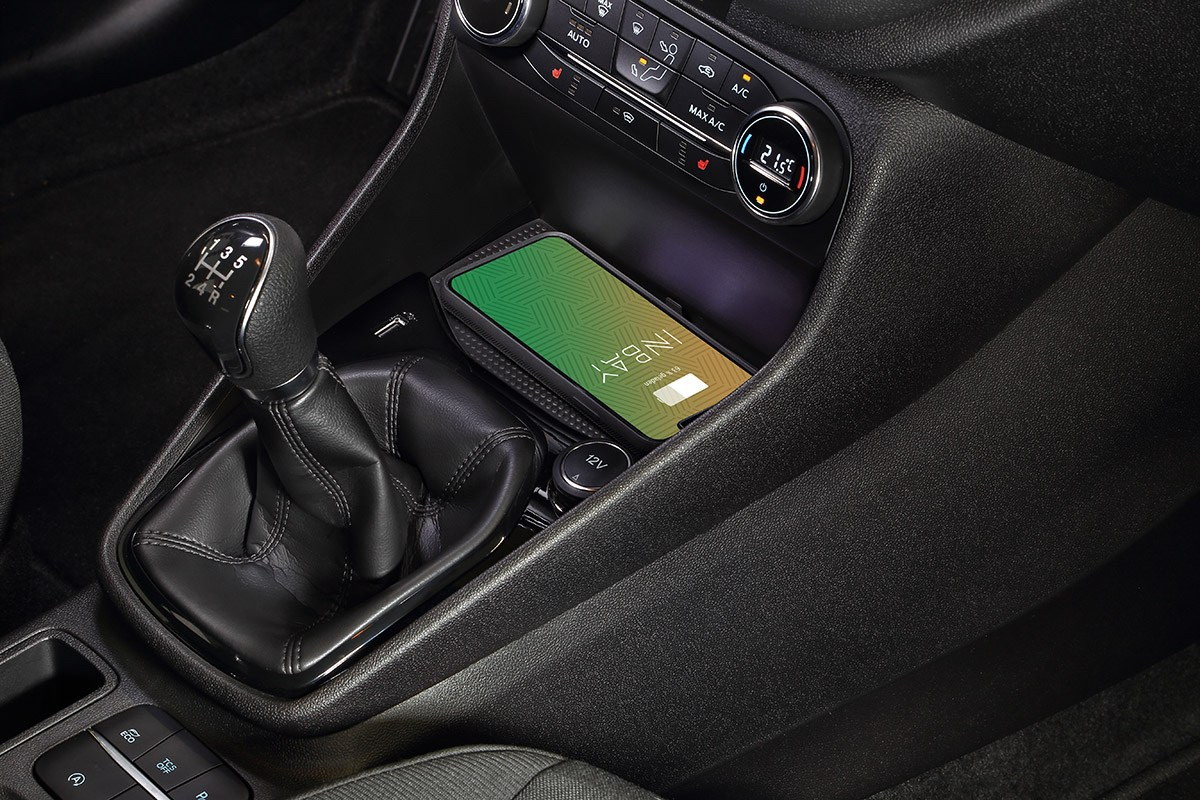 Caricatore wireless aftermarket InBay su Ford Fiesta