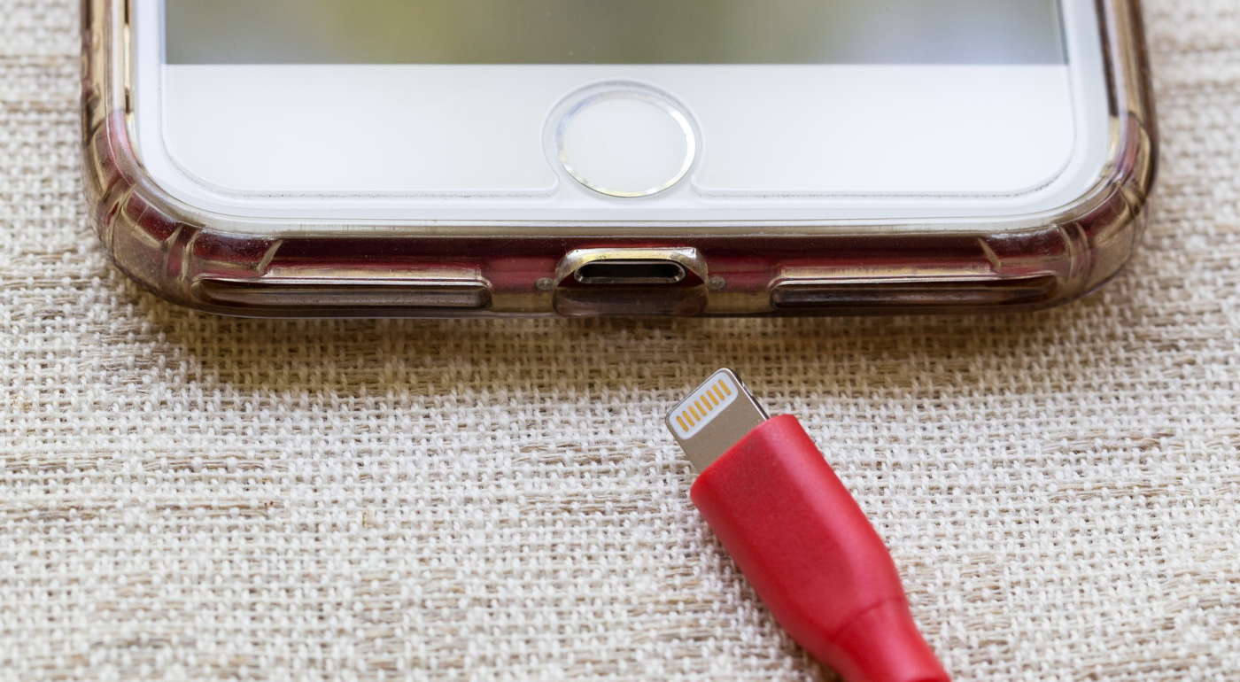 iPhone con presa e cavo Lightning