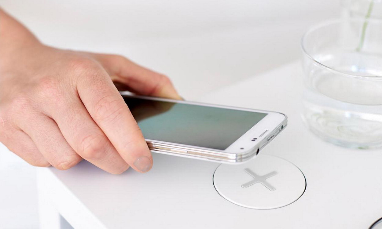 Caricatore wireless a incasso su mobile Ikea