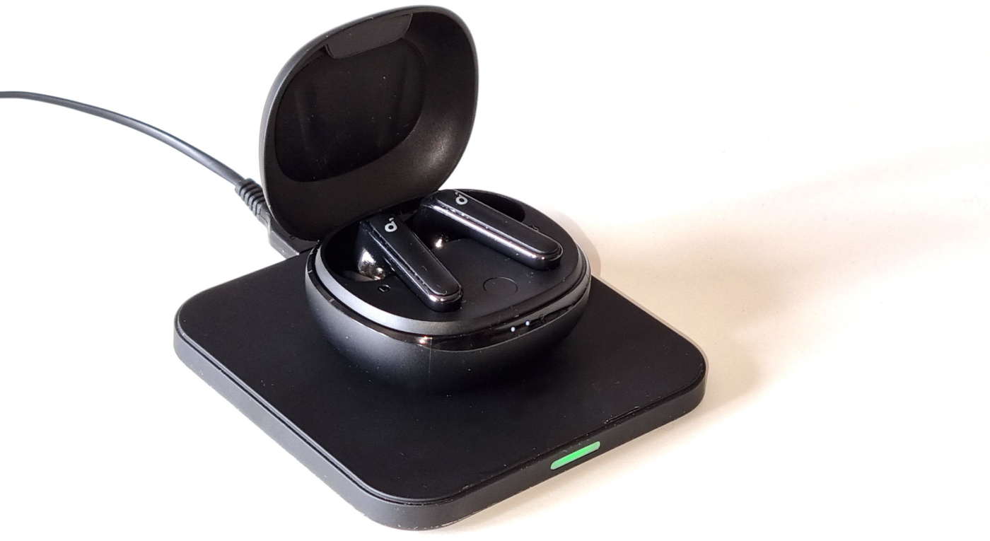 Case Soundcore in fase di ricarica wireless