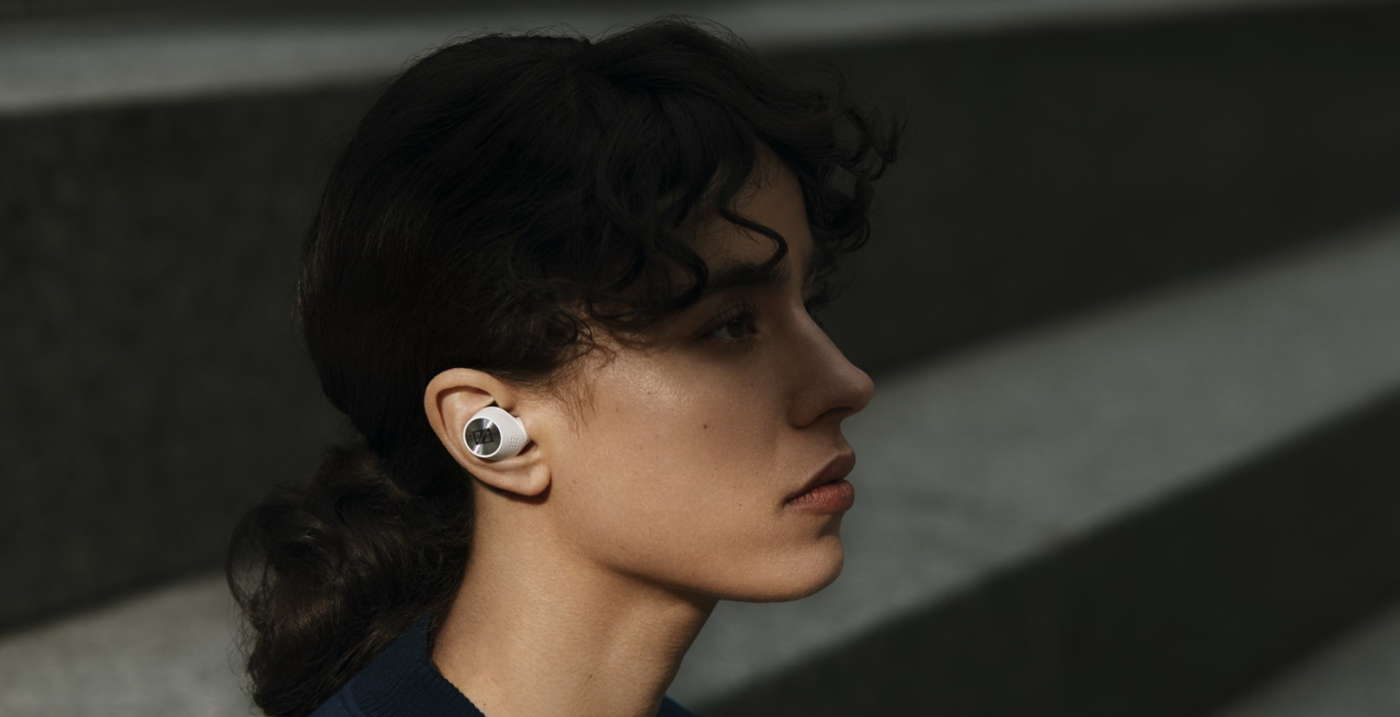 auricolari earbuds indossati donna