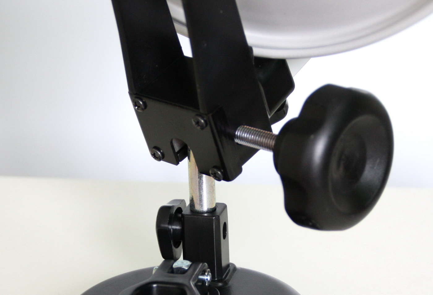 Snodo di orientamento presente sulle mini-parabole da campeggio