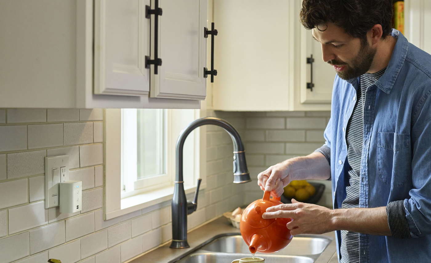 Echo Flex inserito in una presa di corrente a muro della cucina