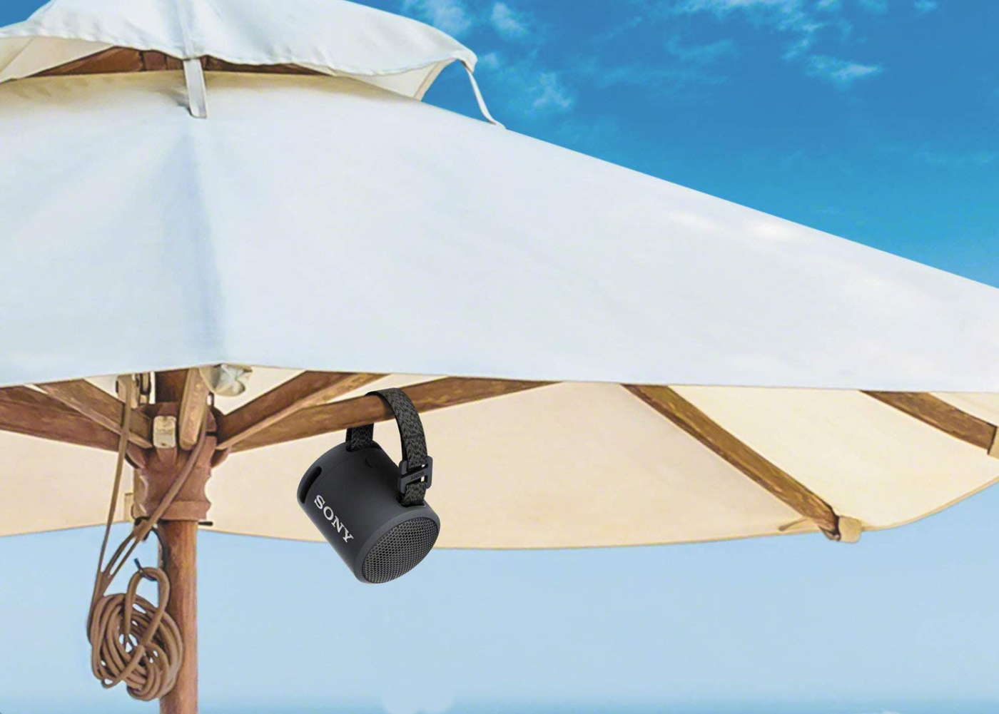 Speaker portatile Sony appeso all’ombrellone
