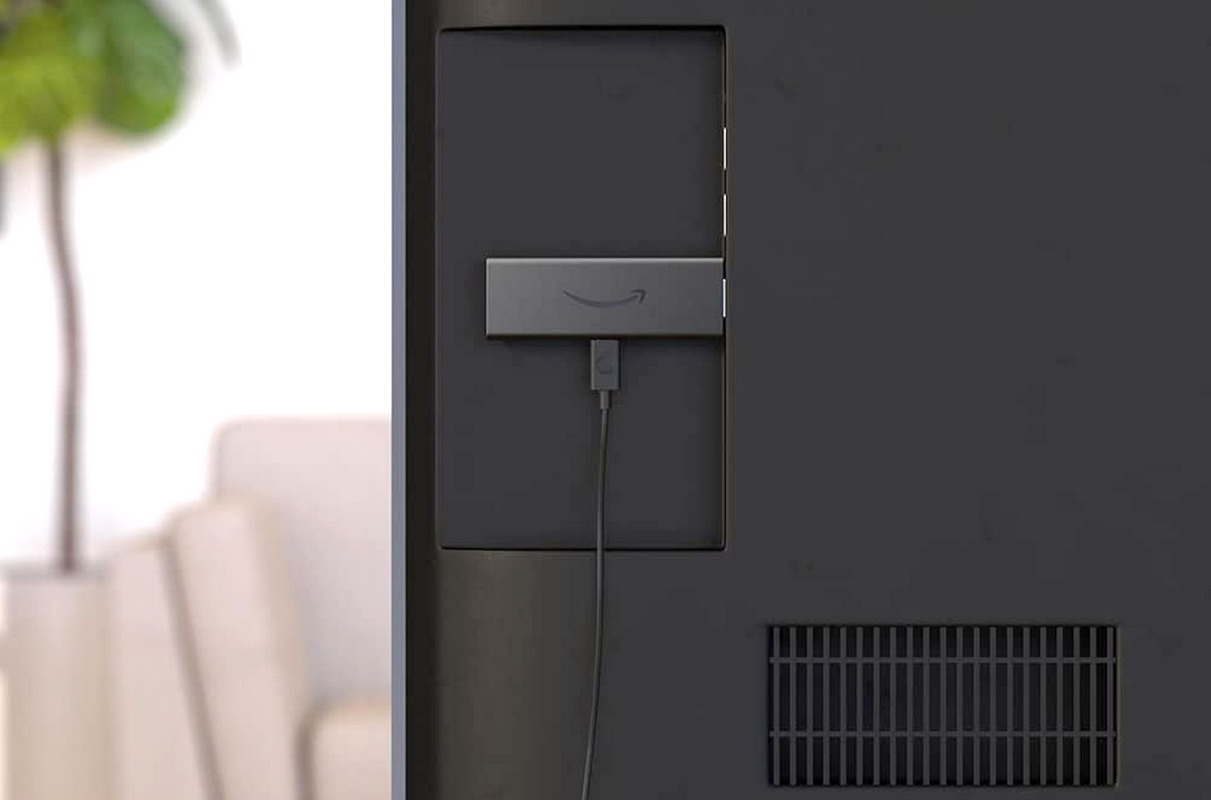 Fire TV Stick collegata sul retro del TV