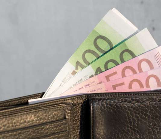 Assoutenti: per famiglie in arrivo stangata telefonica da 770 milioni di euro euro-unsplash