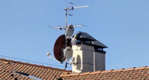 Divisore Antenna TV Da Esterno - 1 Entrata 2 Uscite, Per Palo, Marca Passaggio Di Tensione