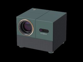 Strong: tre mini proiettori per avere uno schermo home theatre ovunque Strong presenta una gamma di tre mini proiettori per una perfetta combinazione fra esperienza visiva e praticità. Ideali per essere portati comodamente in vacanza o a casa di amici, possono essere usati tra le mura di casa e anche per una presentazione di lavoro. Unendo prestazioni, portabilità e versatilità, questi tre dispositivi dal costo e dalle dimensioni contenuti permettono di godersi ovunque l’intrattenimento di uno schermo home theatre. L’offerta Strong comprende i seguenti modelli. MIRA 1, mini proiettore Google TV Full HD dal design distintivo Dalle linee squadrate in color verde pino, questo micro proiettore dalle piccole dimensioni (21,4 x 18,4 x 16,4 cm) e dal peso di soli 2,5 kg, offre immagini nitide e vibranti grazie alla risoluzione Full HD 1080p e luminosità di 300 ANSI Lumen. Il rapporto di contrasto di 1500:1 e 16 milioni di colori garantiscono una riproduzione delle tonalità profonda e precisa, mentre la messa a fuoco automatica e la correzione trapezoidale regolano istantaneamente l'immagine per una proiezione sempre perfettamente inquadrata. Inoltre, il MIRA 1 di Strong, integrando Google Tv, permette l'accesso alle piattaforme di streaming più diffuse come Netflix, YouTube e Prime Video e a tutta la vasta gamma di app di Google Play Store. Questo prodotto è inoltre dotato di Wi-Fi dual-band (2,4 e 5 GHz) e Bluetooth 5.0 per una connessione wireless fluida con cuffie, controller di gioco, tastiere e di altri accessori o dispositivi. E grazie alla tecnologia Google Cast, è possibile proiettare facilmente contenuti da smartphone, tablet o laptop. Le dimensioni di visione regolabili (da 40 a 150 pollici) come la distanza di proiezione (da 1,1 m a 4,6 m), lo rendono utilizzabile in varie tipologie di ambiente e dimensioni di spazio. Due doppi altoparlanti stereo integrati da 5 Watt contribuiscono a rendere la visione più immersiva, oltre a non rendere obbligatoriamente necessario l’ausilio di casse esterne. Infine, questo mini videoproiettore Strong è dotato di una lampada a LED di lunga durata, stimata fino a 30 mila ore. Strong Q1, mini proiettore HD Il mini videoproiettore Q1 dalla forma cilindrica e dimensioni compatte (15 x 14x 9,7 cm - peso di 0,8 kg), offre immagini nitide e dettagliate grazie a una risoluzione nativa di 1280x720p e a una luminosità di 180 ANSI Lumen. La tecnologia a riflessione diffusa fornisce una luce morbida e uniforme, riducendo l'affaticamento della vista durante le lunghe sessioni di visione. Le interfacce HDMI, AV, USB e l’uscita audio rendono il Q1 facilmente collegabile a TV Box, Stick TV, PC, tablet, altoparlanti esterni, smartphone Android, e così via. Offre una dimensione di proiezione da 35 a 120 pollici a seconda della distanza, regolabile da 0,85 a 2,9 metri. Completano questo modello due altoparlanti da 3 Watt. N1, mini proiettore HD tascabile Questo videoproiettore Strong si distingue per le dimensioni veramente mini (15,5 x 11,6 x 6 cm) e per il peso di neanche mezzo Kg. Può essere quindi trasportato con estrema facilità per godersi film, video, sport e giochi in qualsiasi occasione. La risoluzione HD offre un'immagine nitida con un contrasto di 1000:1, una profondità del colore a 16 M e una luminosità di 120 ANSI Lumen. Nonostante l’ingombro tascabile, il formato di proiezione dell’N1 può arrivare a 200 pollici e la ricca dotazione di interfacce –HDMI, USB, ingresso AV, uscita audio – consente di collegarlo a qualsiasi dispositivo o accessorio. L’ulteriore ampliamento del catalogo Strong con una gamma di mini proiettori, afferma l’azienda, conferma il percorso di rinnovamento del marchio grazie alla forza R&D e produttiva di Skyworth Digital e l’obiettivo di offrire soluzioni per un intrattenimento “smart” in linea con i nuovi stili di fruizione dei contenuti dei consumatori. Strong nasce in Giappone per espandere successivamente la commercializzazione dei suoi prodotti anche in Europa e diventare un player di riferimento nel mercato dei set top box. Nel 2015 entra a far parte della divisione Digital del colosso cinese Skyworth, business unit che esprime oltre 2 miliardi di dollari di fatturato, spedisce oltre 70 milioni di prodotti e conta 10 siti produttivi e 4 centri di ricerca e sviluppo. Strong ha recentemente ampliato le aree di business oltre che nel mondo Tv, multimedia e broadband anche nel comparto videosorveglianza ed energy. Attualmente Strong è presente in Europa in circa 40 mercati e in oltre 10mila punti vendita. Per ulteriori informazioni è possibile visitare il sito dell'azienda.