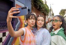 Samsung Galaxy S25 FE: esperienze AI personalizzate per la vita quotidiana Samsung Electronics ha presentato Galaxy S25 FE, la nuova e accessibile aggiunta alla gamma Galaxy S25. Equipaggiato con la nuova interfaccia One UI 8 - l’ultima esperienza Galaxy AI - Galaxy S25 FE offre un assistente AI personalizzato con capacità multimodali. Progettato per sbloccare nuovi livelli di creatività, Galaxy S25 FE offre potenti strumenti di editing AI come Generative Edit e Slow-mo istantaneo, mentre la fotocamera frontale aggiornata da 12 MP, supportata da ProVisual Engine potenziato dall’AI, garantisce un’esperienza selfie migliorata. La batteria da 4.900 mAh e una camera di vapore più grande del 10% assicurano prestazioni fluide e reattive, con supporto alla ricarica cablata a 45W, permettendo agli utenti di restare creativi, intrattenuti e connessi ovunque si trovino. “Galaxy S25 FE svolge un ruolo importante come porta d’ingresso all’ecosistema Galaxy AI, rendendo queste esperienze più accessibili a un pubblico più vasto,” ha dichiarato Jay Kim, Executive Vice President and Head of Customer Experience Office, Mobile eXperience Business di Samsung Electronics. “Con esperienze AI personalizzate sempre più estese e strumenti fotografici e di editing basati sull’intelligenza artificiale, Galaxy S25 FE consente a un numero sempre maggiore di persone di portare maggiore comodità e creatività nella propria vita quotidiana.”  Grazie all’integrazione di Galaxy AI in Galaxy S25 FE, ottimizzata da One UI 8 e dagli agenti AI multimodali, sempre più utenti potranno accedere a una nuova era di interazione fluida e intuitiva, in cui voce, tocco e input visivi si uniscono per semplificare e arricchire le attività quotidiane in modo naturale. Gemini Live consente di avere conversazioni visive in tempo reale potenziate dall’AI multimodale, permettendo al dispositivo di “vedere” ciò che vede l’utente e rispondere a domande contestuali in modo naturale. Ad esempio, in vista di un viaggio, è sufficiente inquadrare due outfit con la fotocamera e chiedere: “Quale dei due è più adatto al meteo di Seul?” Gemini risponderà con suggerimenti intelligenti e conversazionali, integrandosi perfettamente nella quotidianità dell’utente. Now Ba mostra informazioni utili direttamente dalla schermata di blocco. È possibile visualizzare aggiornamenti rilevanti e può essere personalizzata per mostrare notifiche in tempo reale, musica, modalità, routine e altro ancora. Now Brief fornisce aggiornamenti quotidiani personalizzati, tra cui traffico, promemoria, eventi del calendario e riepiloghi dell’attività fisica. Con Cerchia e Cerca con Google, è possibile ricevere consigli durante il gioco in qualsiasi momento. Basta cerchiare un oggetto sullo schermo per accedere istantaneamente a suggerimenti e strategie - tutto in una finestra fluttuante che non interrompe l’esperienza di gioco. Questi strumenti intelligenti sono progettati per migliorare la comunicazione, aumentare la produttività e semplificare le interazioni quotidiane, adattandosi al tempo stesso alle esigenze specifiche di ogni utente. Il tutto è supportato dalle nuove soluzioni di protezione pensate per le funzionalità AI personalizzate. Knox Enhanced Encrypted Protection (KEEP) crea ambienti di archiviazione crittografati e specifici per ogni app all’interno dell’area sicura del dispositivo, garantendo che ciascuna applicazione possa accedere solo ai propri dati sensibili. KEEP è compatibile con il Personal Data Engine (PDE) di Galaxy, che consente di mantenere dati e preferenze interamente sul dispositivo e protetti da Knox Vault. Insieme, queste soluzioni offrono una sicurezza e una privacy rafforzate in un panorama digitale in continua evoluzione. Galaxy S25 FE offre un'esperienza fotografica di livello premium grazie alle più recenti funzionalità AI di ProVisual Engine e a una fotocamera frontale migliorata da 12MP, in grado di catturare selfie nitidi. Migliora, inoltre, la rinomata tecnologia Nightography di Galaxy: la modalità a bassa rumorosità ottimizza la qualità degli scatti notturni, mentre il Super HDR nei video restituisce colori realistici e contrasti vividi in ogni fotogramma. La funzione Assistente foto semplifica la modifica delle immagini direttamente sul dispositivo, con una precisione intuitiva che stimola la creatività e permette di dare vita alle proprie idee con facilità. Modifica generativa rileva automaticamente le persone sullo sfondo delle foto e suggerisce la loro rimozione, evitando modifiche manuali, mentre Studio ritratti consente di creare avatar personalizzati con espressioni facciali realistiche. Slow-mo istantaneo consente di rivivere i momenti preferiti dei video in modo ancora più coinvolgente, trasformando qualsiasi clip in slow motion con un solo tocco. Regola audio permette di eliminare facilmente i rumori di fondo nei video, isolando elementi audio specifici come voci, musica, vento, suoni naturali, rumori della folla e interferenze ambientali. In questo modo, è possibile controllare con precisione cosa attenuare o rimuovere del tutto. Ritaglio automatico, disponibile su Galaxy S25 FE, semplifica il montaggio video selezionando automaticamente i momenti migliori all’interno delle riprese. Galaxy S25 FE ottimizza ogni attività, dalla produttività quotidiana alla creazione di contenuti, garantendo prestazioni affidabili in tutte le situazioni, afferma Samsung. La batteria da 4.900 mAh alimenta le attività di tutti i giorni, mentre la ricarica rapida da 45W consente un utilizzo prolungato e ricariche più rapide. Le prestazioni AI restano fluide grazie a una camera di vapore oltre il 10% più ampia, per una gestione termica più efficiente. Il design di Galaxy S25 FE richiama l’estetica distintiva della serie Galaxy S25, con una struttura sottile e leggera che unisce eleganza e praticità. Il display Dynamic AMOLED 2X da 6,7 pollici con refresh rate a 120Hz offre immagini fluide e coinvolgenti, mentre il nuovo telaio rinforzato in Armor Aluminum migliora la resistenza e dona una finitura ancora più curata. Il design riprende la forma iconica della serie Galaxy S, con un tocco di personalità grazie a una gamma di colori audaci ed espressivi: Icyblue, Jetblack, Navy e White. Sette generazioni di aggiornamenti del sistema operativo e sette anni di aggiornamenti di sicurezza garantiscono prestazioni ottimizzate e durature nel tempo. Per un’esperienza audiovisiva completa, sottolinea Samsung, Galaxy S25 FE può essere abbinato alle nuove Galaxy Buds3 FE, per una connettività fluida e un intrattenimento mobile ancora più immersivo. One UI 8 sarà disponibile anche su un maggior numero di dispositivi, inclusa l’intera serie Galaxy S25, con aggiornamenti a partire da questo mese. Per quanto riguarda la disponibilità, Galaxy S25 FE sarà disponibile a partire da settembre in mercati selezionati, con sei mesi di accesso gratuito a Gemini AI Pro. Galaxy S25 FE sarà acquistabile nel mercato italiano nelle seguenti configurazioni: 128GB ad un prezzo di 769 euro; 256GB a 829 euro; 512GB per un costo di 949 euro. Inoltre, fino al 1 ottobre è possibile usufruire della promozione di lancio ed effettuare upgrade di memoria acquistando la versione da 256GB al prezzo del 128GB e la versione da 512GB al prezzo del 256GB. Per maggiori informazioni, è possibile visitare il sito di Samsung.