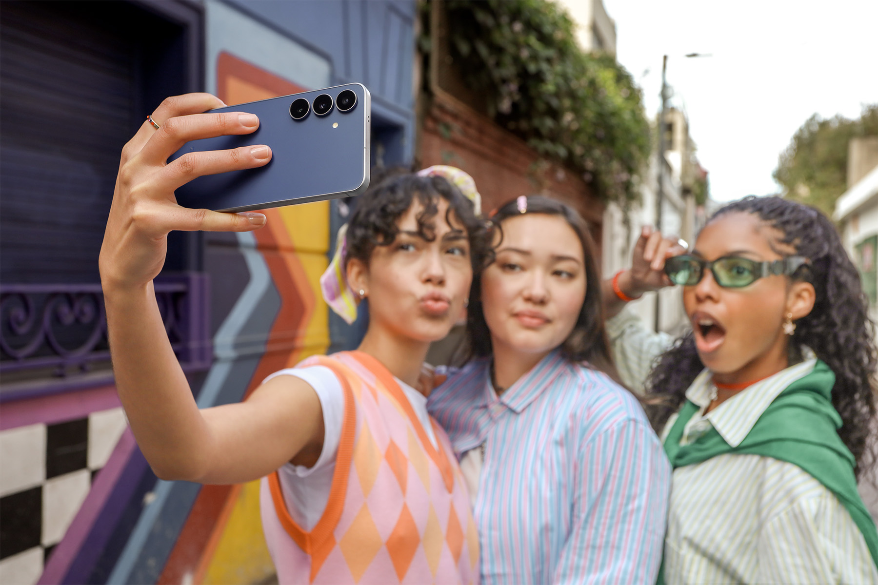 Samsung Electronics ha presentato Galaxy S25 FE, la nuova e accessibile aggiunta alla gamma Galaxy S25. Equipaggiato con la nuova interfaccia One UI 8 - l’ultima esperienza Galaxy AI - Galaxy S25 FE offre un assistente AI personalizzato con capacità multimodali. Progettato per sbloccare nuovi livelli di creatività, Galaxy S25 FE offre potenti strumenti di editing AI come Generative Edit e Slow-mo istantaneo, mentre la fotocamera frontale aggiornata da 12 MP, supportata da ProVisual Engine potenziato dall’AI, garantisce un’esperienza selfie migliorata. La batteria da 4.900 mAh e una camera di vapore più grande del 10% assicurano prestazioni fluide e reattive, con supporto alla ricarica cablata a 45W, permettendo agli utenti di restare creativi, intrattenuti e connessi ovunque si trovino. “Galaxy S25 FE svolge un ruolo importante come porta d’ingresso all’ecosistema Galaxy AI, rendendo queste esperienze più accessibili a un pubblico più vasto,” ha dichiarato Jay Kim, Executive Vice President and Head of Customer Experience Office, Mobile eXperience Business di Samsung Electronics. “Con esperienze AI personalizzate sempre più estese e strumenti fotografici e di editing basati sull’intelligenza artificiale, Galaxy S25 FE consente a un numero sempre maggiore di persone di portare maggiore comodità e creatività nella propria vita quotidiana.”  Grazie all’integrazione di Galaxy AI in Galaxy S25 FE, ottimizzata da One UI 8 e dagli agenti AI multimodali, sempre più utenti potranno accedere a una nuova era di interazione fluida e intuitiva, in cui voce, tocco e input visivi si uniscono per semplificare e arricchire le attività quotidiane in modo naturale. Gemini Live consente di avere conversazioni visive in tempo reale potenziate dall’AI multimodale, permettendo al dispositivo di “vedere” ciò che vede l’utente e rispondere a domande contestuali in modo naturale. Ad esempio, in vista di un viaggio, è sufficiente inquadrare due outfit con la fotocamera e chiedere: “Quale dei due è più adatto al meteo di Seul?” Gemini risponderà con suggerimenti intelligenti e conversazionali, integrandosi perfettamente nella quotidianità dell’utente. Now Ba mostra informazioni utili direttamente dalla schermata di blocco. È possibile visualizzare aggiornamenti rilevanti e può essere personalizzata per mostrare notifiche in tempo reale, musica, modalità, routine e altro ancora. Now Brief fornisce aggiornamenti quotidiani personalizzati, tra cui traffico, promemoria, eventi del calendario e riepiloghi dell’attività fisica. Con Cerchia e Cerca con Google, è possibile ricevere consigli durante il gioco in qualsiasi momento. Basta cerchiare un oggetto sullo schermo per accedere istantaneamente a suggerimenti e strategie - tutto in una finestra fluttuante che non interrompe l’esperienza di gioco. Questi strumenti intelligenti sono progettati per migliorare la comunicazione, aumentare la produttività e semplificare le interazioni quotidiane, adattandosi al tempo stesso alle esigenze specifiche di ogni utente. Il tutto è supportato dalle nuove soluzioni di protezione pensate per le funzionalità AI personalizzate. Knox Enhanced Encrypted Protection (KEEP) crea ambienti di archiviazione crittografati e specifici per ogni app all’interno dell’area sicura del dispositivo, garantendo che ciascuna applicazione possa accedere solo ai propri dati sensibili. KEEP è compatibile con il Personal Data Engine (PDE) di Galaxy, che consente di mantenere dati e preferenze interamente sul dispositivo e protetti da Knox Vault. Insieme, queste soluzioni offrono una sicurezza e una privacy rafforzate in un panorama digitale in continua evoluzione. Galaxy S25 FE offre un'esperienza fotografica di livello premium grazie alle più recenti funzionalità AI di ProVisual Engine e a una fotocamera frontale migliorata da 12MP, in grado di catturare selfie nitidi. Migliora, inoltre, la rinomata tecnologia Nightography di Galaxy: la modalità a bassa rumorosità ottimizza la qualità degli scatti notturni, mentre il Super HDR nei video restituisce colori realistici e contrasti vividi in ogni fotogramma. La funzione Assistente foto semplifica la modifica delle immagini direttamente sul dispositivo, con una precisione intuitiva che stimola la creatività e permette di dare vita alle proprie idee con facilità. Modifica generativa rileva automaticamente le persone sullo sfondo delle foto e suggerisce la loro rimozione, evitando modifiche manuali, mentre Studio ritratti consente di creare avatar personalizzati con espressioni facciali realistiche. Slow-mo istantaneo consente di rivivere i momenti preferiti dei video in modo ancora più coinvolgente, trasformando qualsiasi clip in slow motion con un solo tocco. Regola audio permette di eliminare facilmente i rumori di fondo nei video, isolando elementi audio specifici come voci, musica, vento, suoni naturali, rumori della folla e interferenze ambientali. In questo modo, è possibile controllare con precisione cosa attenuare o rimuovere del tutto. Ritaglio automatico, disponibile su Galaxy S25 FE, semplifica il montaggio video selezionando automaticamente i momenti migliori all’interno delle riprese. Galaxy S25 FE ottimizza ogni attività, dalla produttività quotidiana alla creazione di contenuti, garantendo prestazioni affidabili in tutte le situazioni, afferma Samsung. La batteria da 4.900 mAh alimenta le attività di tutti i giorni, mentre la ricarica rapida da 45W consente un utilizzo prolungato e ricariche più rapide. Le prestazioni AI restano fluide grazie a una camera di vapore oltre il 10% più ampia, per una gestione termica più efficiente. Il design di Galaxy S25 FE richiama l’estetica distintiva della serie Galaxy S25, con una struttura sottile e leggera che unisce eleganza e praticità. Il display Dynamic AMOLED 2X da 6,7 pollici con refresh rate a 120Hz offre immagini fluide e coinvolgenti, mentre il nuovo telaio rinforzato in Armor Aluminum migliora la resistenza e dona una finitura ancora più curata. Il design riprende la forma iconica della serie Galaxy S, con un tocco di personalità grazie a una gamma di colori audaci ed espressivi: Icyblue, Jetblack, Navy e White. Sette generazioni di aggiornamenti del sistema operativo e sette anni di aggiornamenti di sicurezza garantiscono prestazioni ottimizzate e durature nel tempo. Per un’esperienza audiovisiva completa, sottolinea Samsung, Galaxy S25 FE può essere abbinato alle nuove Galaxy Buds3 FE, per una connettività fluida e un intrattenimento mobile ancora più immersivo. One UI 8 sarà disponibile anche su un maggior numero di dispositivi, inclusa l’intera serie Galaxy S25, con aggiornamenti a partire da questo mese. Per quanto riguarda la disponibilità, Galaxy S25 FE sarà disponibile a partire da settembre in mercati selezionati, con sei mesi di accesso gratuito a Gemini AI Pro. Galaxy S25 FE sarà acquistabile nel mercato italiano nelle seguenti configurazioni: 128GB ad un prezzo di 769 euro; 256GB a 829 euro; 512GB per un costo di 949 euro. Inoltre, fino al 1 ottobre è possibile usufruire della promozione di lancio ed effettuare upgrade di memoria acquistando la versione da 256GB al prezzo del 128GB e la versione da 512GB al prezzo del 256GB. Per maggiori informazioni, è possibile visitare il sito di Samsung.