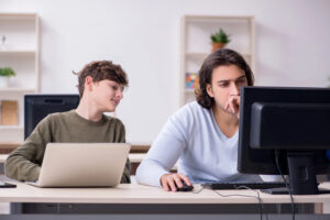 Famiglie sempre più digitali: cresce la comunicazione online, ma anche i rischi cyber