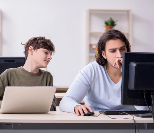 Famiglie sempre più digitali: cresce la comunicazione online, ma anche i rischi cyber famiglie