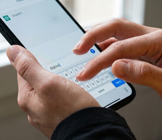 Glovo porta il quick-commerce su ChatGPT e Claude: la ricerca parte dalla conversazione Glovo ChatGPT