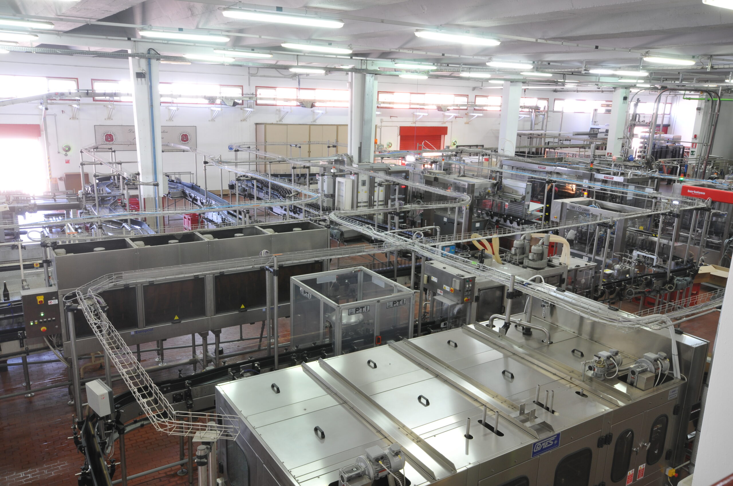 Veduta della linea di imbottigliamento